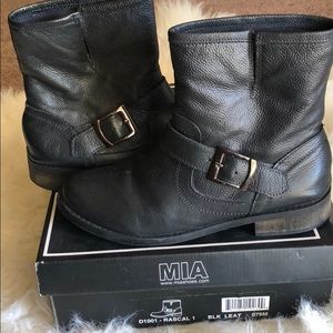 Short black leather boot.